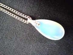 青白い光沢の滴型ペンダントネックレス