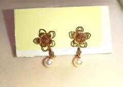 ⭐️オシャレ⭐️花のモチーフと、フェイクパールのイヤリング