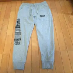グレー ジョガーパンツ プリント入りXL(Lサイズの細身タイプ向き)