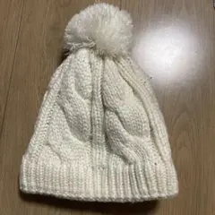 ホワイト ケーブル編み ニット帽 ポンポン付き