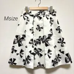 【美品】Swingle 大柄リボンプリント フレアスカート M 光沢のサムネイル