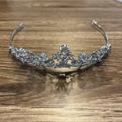 【美品】クリスタル装飾のシルバーのティアラ
