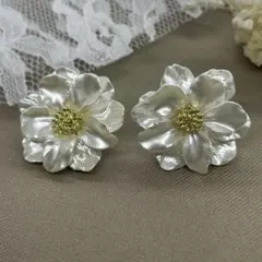 【金属アレルギー対応】上品 華やか 大ぶり ピアス　フラワー セラミックポスト