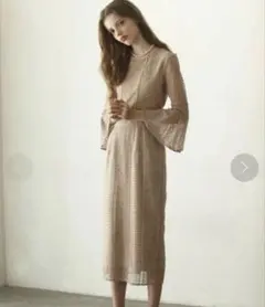 ラグナムーン　ベージュ レースミディドレス フレアスリーブ