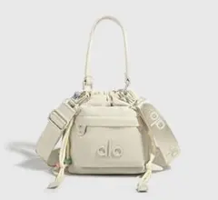 新品未使用 alo Yoga ショルダーバッグホワイト 巾着バッグ - メルカリ