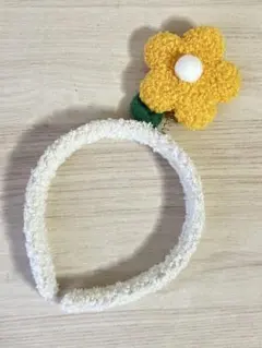 ホワイトカチューシャ 花モチーフ付き