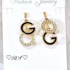 ハンドメイド　ホワイトの花びら…2種類チャームのアシンメトリー