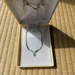 シルバー V字型 ネックレス ダイヤモンド風