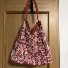 赤い渦巻き模様トートバッグ　大容量　ファスナー