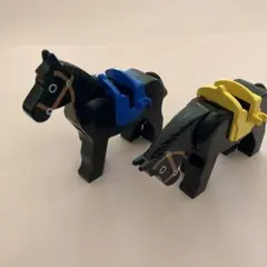 茶色い馬二頭（鞍付）