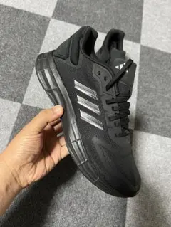 adidas ブラック スニーカー 3本ライン