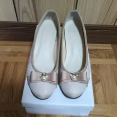 リボン付きベージュパンプス