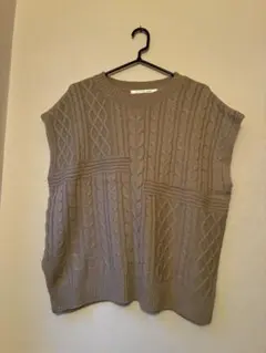 ベージュ ケーブル編み オーバーサイズニットベスト