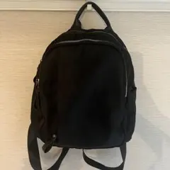 黒いジッパー付きバックパック　リュック