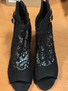 黒のスエードレースオープントゥサンダル