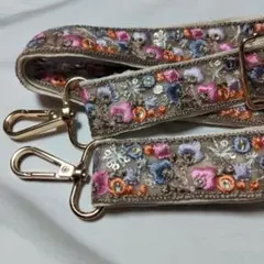 インド刺繍リボンの花柄のベージュ系色のストラップ