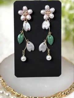 桜のゆらゆら揺れるフックピアス