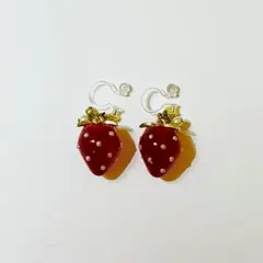 樹脂イヤリング　ノンホールピアス　いちご型　赤色のサムネイル