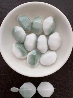 緑と白の天然石ビーズ約12個