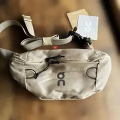 On Sling Pack 9L ベージュボディバッグ - メルカリ