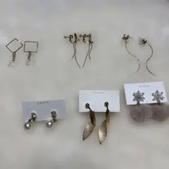 多様なデザインのイヤリングセット