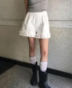 フリル付きホワイトショートパンツ