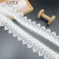 品番HR527 花 ケミカル新品　ホワイトフラワーレース生地 1メートル