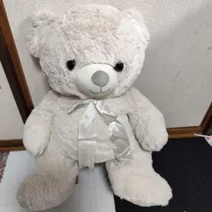 クリーム色クマ型ぬいぐるみ