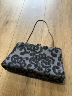 グレーと黒の花柄クラッチバッグ