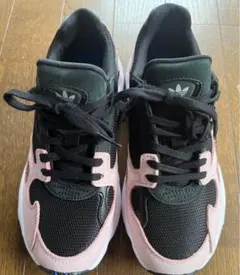 adidas ファルコンブラック/ピンク