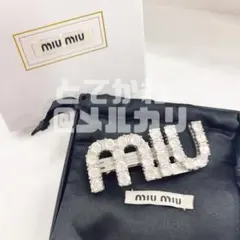 ミュウミュウ ロゴ クリスタル ヘアクリップ バレッタ ヘアアクセサリーのサムネイル