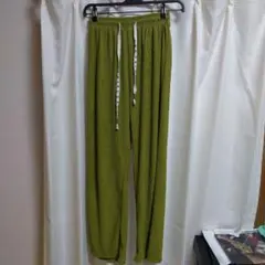 オリーブグリーン プリーツパンツ ドローストリング付き