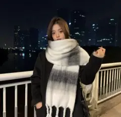 マフラー　レディース　ロングマフラー　白　黒　フリンジ　男女兼用