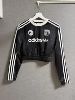 adidas クロップド長袖トップス ブラック