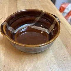 茶色の陶器製持ち手付き皿