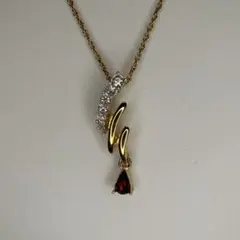 ニナリッチ　ゴールドトーン ネックレス 赤いストーン