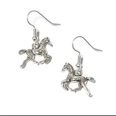 重厚感ある走る馬の1粒ピアスꕤ︎︎イヤリング変更可ꕤ︎︎動物 乗馬 流鏑馬 競馬 ダート