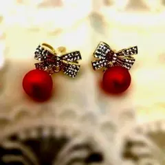 と*も様 赤いリボンとボールのピアス
