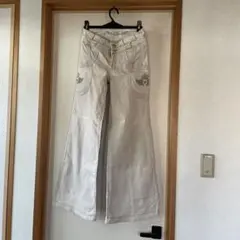 M AXIA刺繍入りライトグレー ワイドレッグパンツ