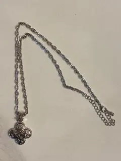 ペンダントネックレス　ルイ風のネックレス