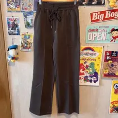 オフィスカジュアル　パンツ　センタープレス