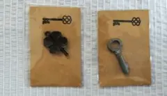 【未開封 未使用】アンティーク調 鍵と四つ葉のクローバー チャーム 2個セット