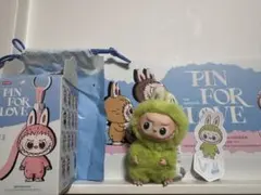 【正規品】ラブブ ぬいぐるみペンダント　PIN FOR LOVE イニシャル　V