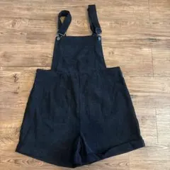黒いサロペット ショートパンツスタイル