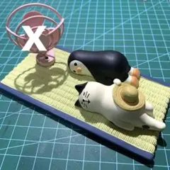 コンコンブル　お昼寝　ハチワレ　ねこ　ペンギン　寝そべり たたみ　横たわり