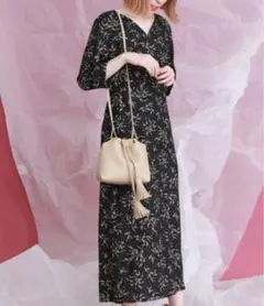 美品★アーバンリサーチ KBF とろみフラワープリントワンピース　黒　花柄