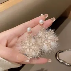 雪の結晶デザイン ファーピアス(両耳用) パール キラキラストーン ゴールド