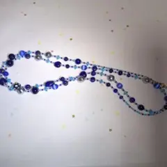 濃紺のガラスのネックレス
