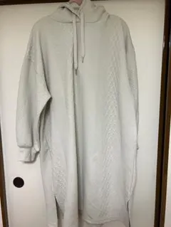 最終価格です‼️オフホワイト　柄　パーカーワンピ　スリット有り