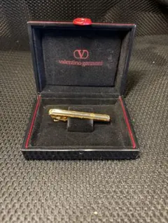 valentino garavani ネクタイピン　ロゴ　ゴールド